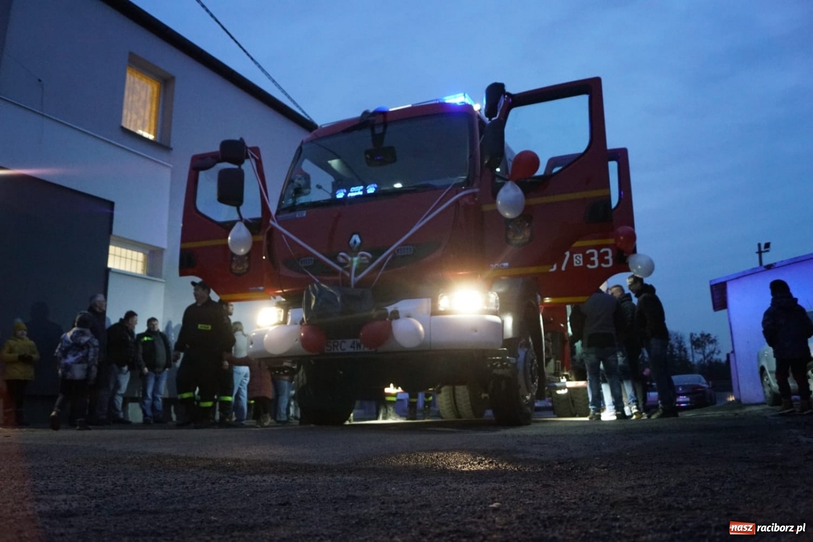 Zdjęcie w galerii na portalu naszraciborz.pl: Fajerwerki i flary. W Pawłowie powitali nowy wóz strażacki [FOTO i WIDEO] wiadomości z regionu