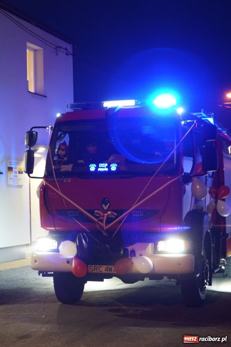 Zdjęcie w galerii na portalu naszraciborz.pl: Fajerwerki i flary. W Pawłowie powitali nowy wóz strażacki [FOTO i WIDEO] wiadomości z regionu