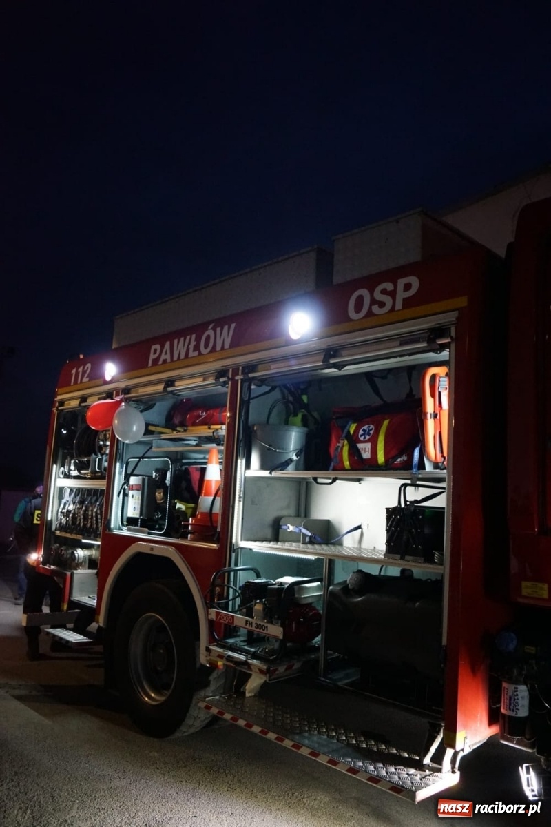 Zdjęcie w galerii na portalu naszraciborz.pl: Fajerwerki i flary. W Pawłowie powitali nowy wóz strażacki [FOTO i WIDEO] wiadomości z regionu
