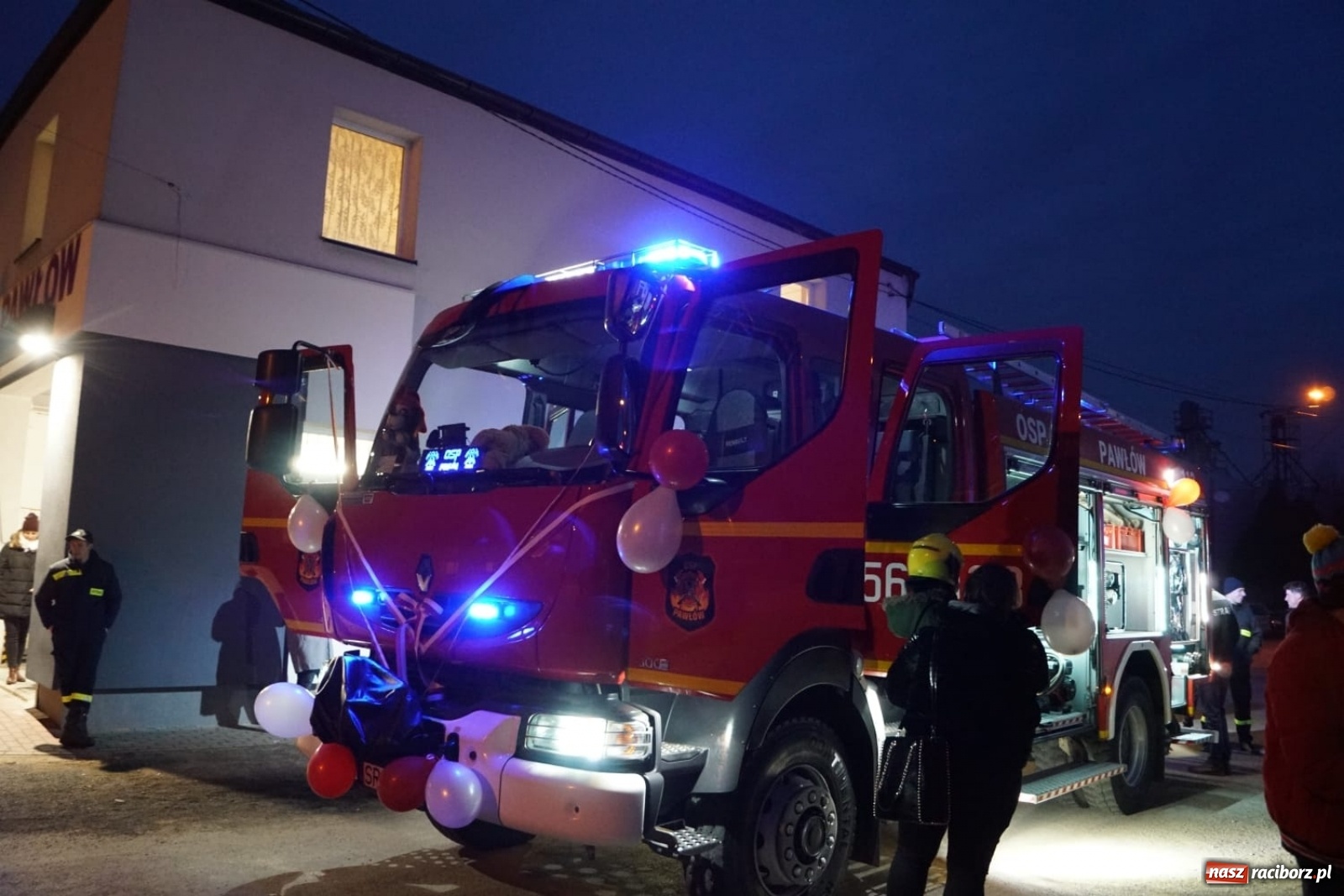 Zdjęcie w galerii na portalu naszraciborz.pl: Fajerwerki i flary. W Pawłowie powitali nowy wóz strażacki [FOTO i WIDEO] wiadomości z regionu