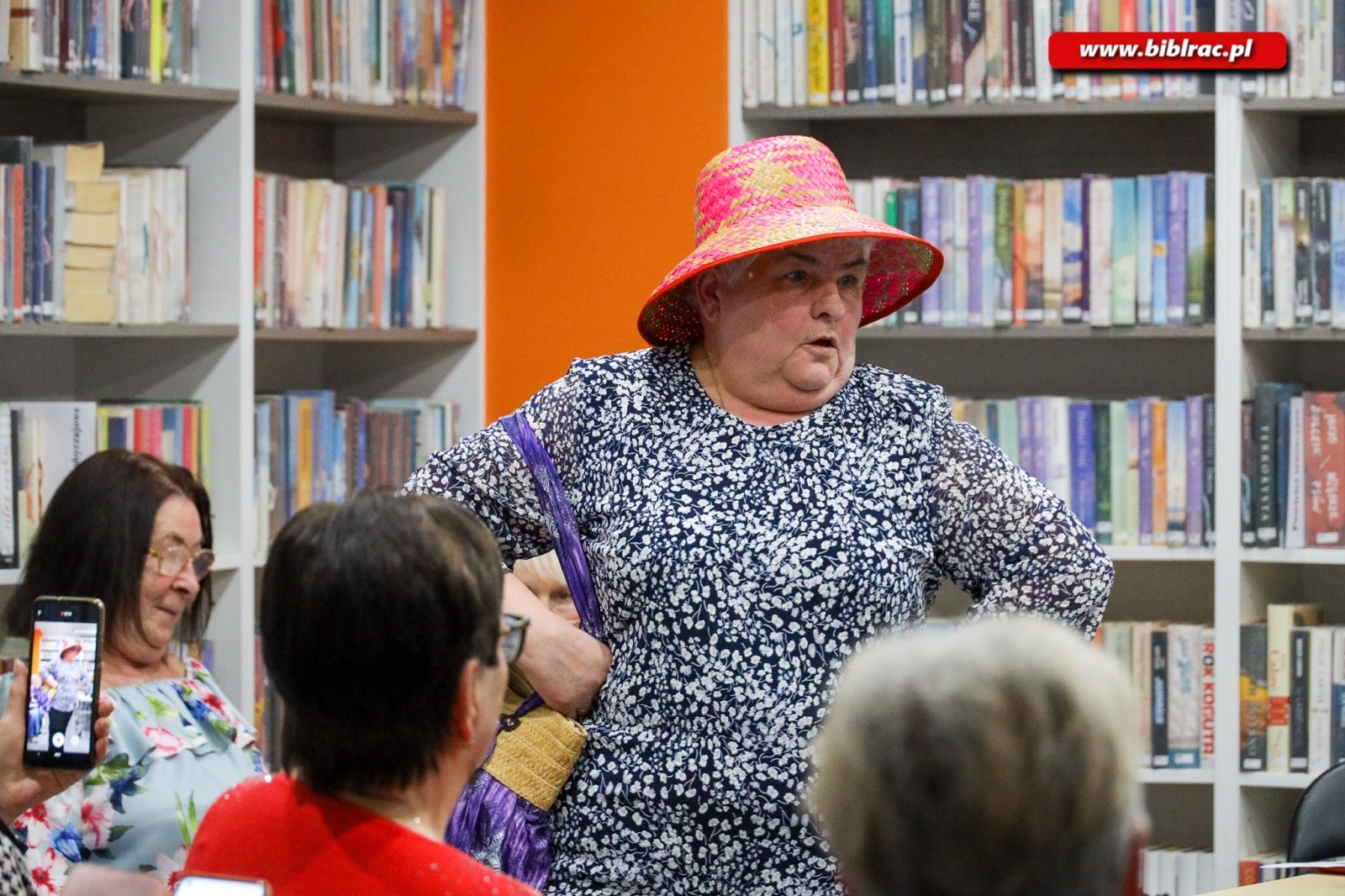 Zdjęcie w galerii na portalu naszraciborz.pl: Wyszukany humor i znane piosenki podczas spotkania O kobietach, dla kobiet wiadomości z regionu