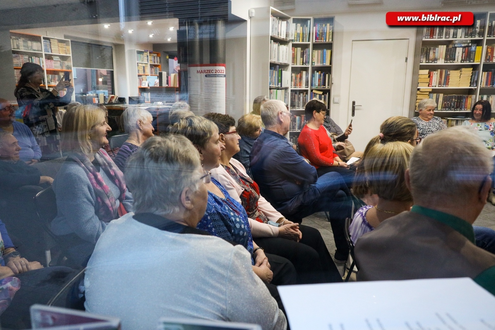 Zdjęcie w galerii na portalu naszraciborz.pl: Wyszukany humor i znane piosenki podczas spotkania O kobietach, dla kobiet wiadomości z regionu