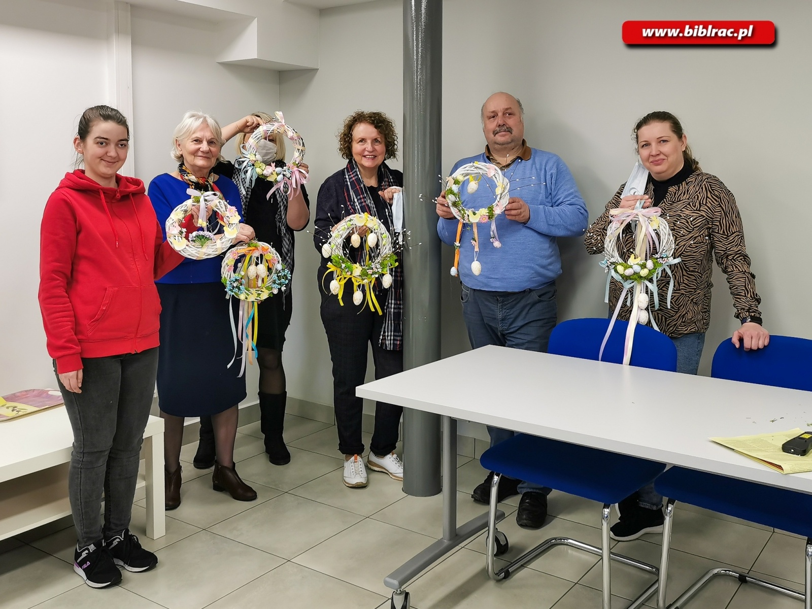 Zdjęcie w galerii na portalu naszraciborz.pl: Święta za pasem. Wianki wielkanocne w bibliotece wiadomości z regionu