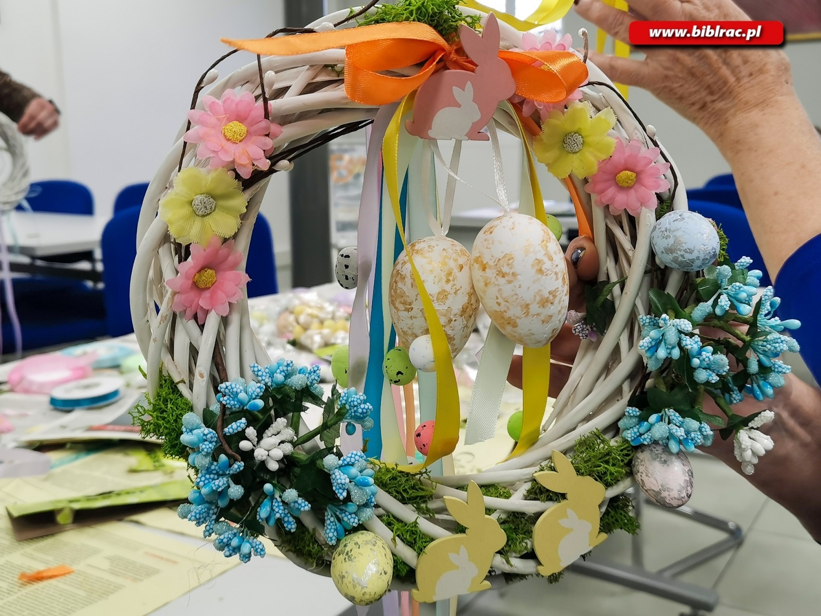 Zdjęcie w galerii na portalu naszraciborz.pl: Święta za pasem. Wianki wielkanocne w bibliotece wiadomości z regionu