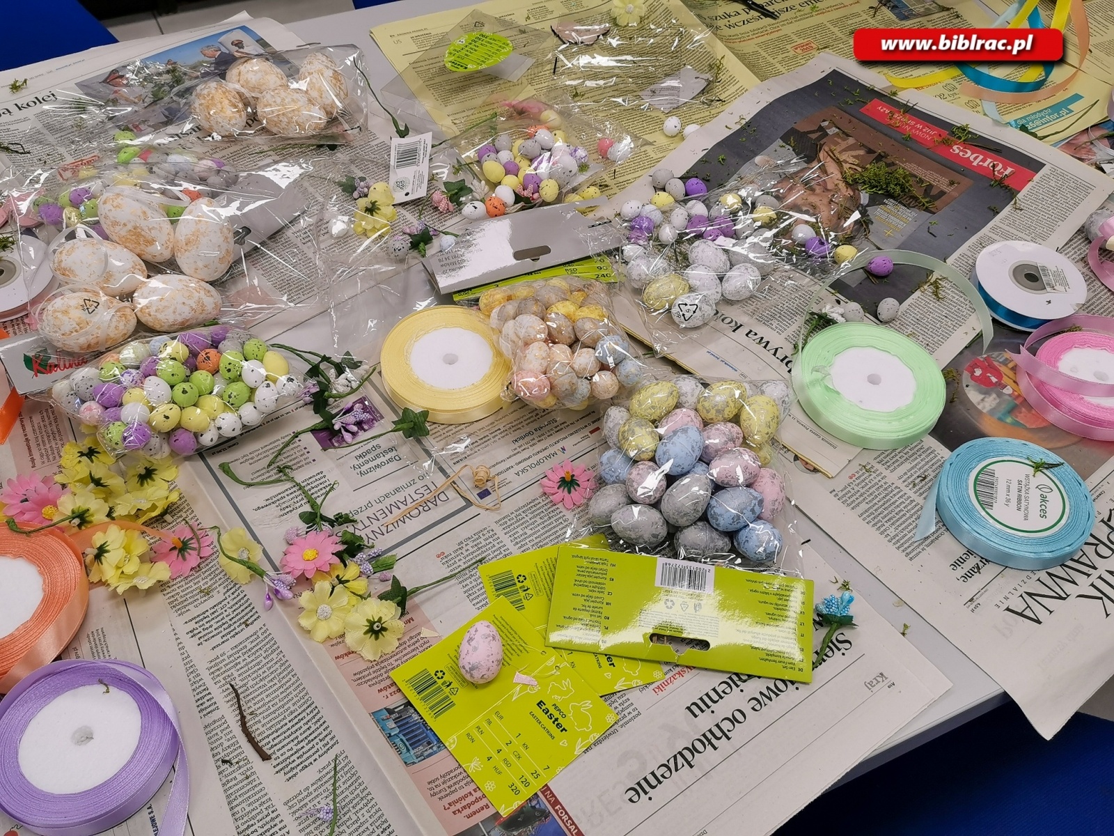 Zdjęcie w galerii na portalu naszraciborz.pl: Święta za pasem. Wianki wielkanocne w bibliotece wiadomości z regionu