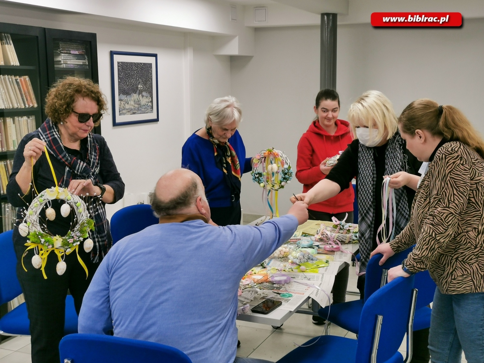 Zdjęcie w galerii na portalu naszraciborz.pl: Święta za pasem. Wianki wielkanocne w bibliotece wiadomości z regionu
