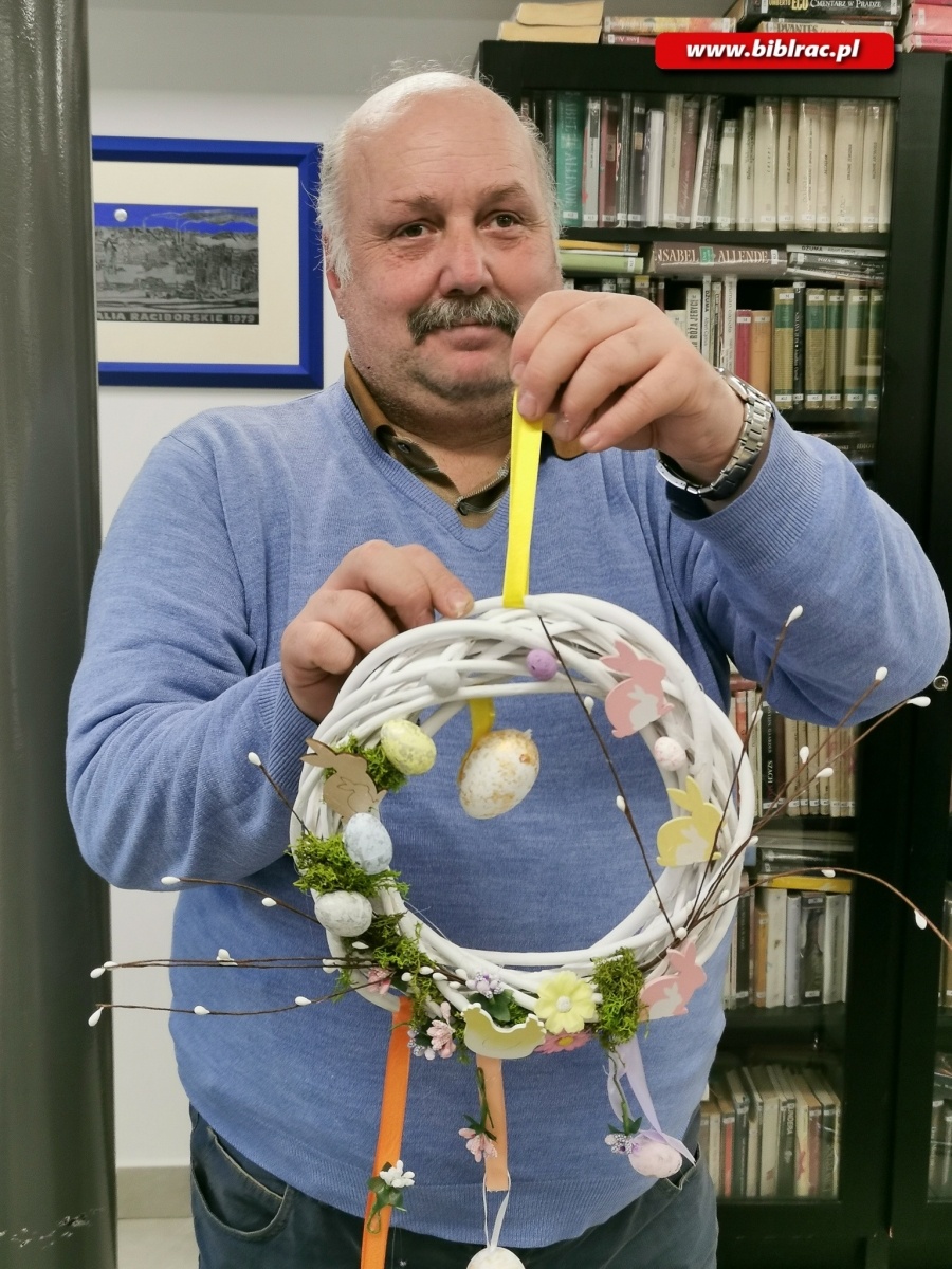 Zdjęcie w galerii na portalu naszraciborz.pl: Święta za pasem. Wianki wielkanocne w bibliotece wiadomości z regionu