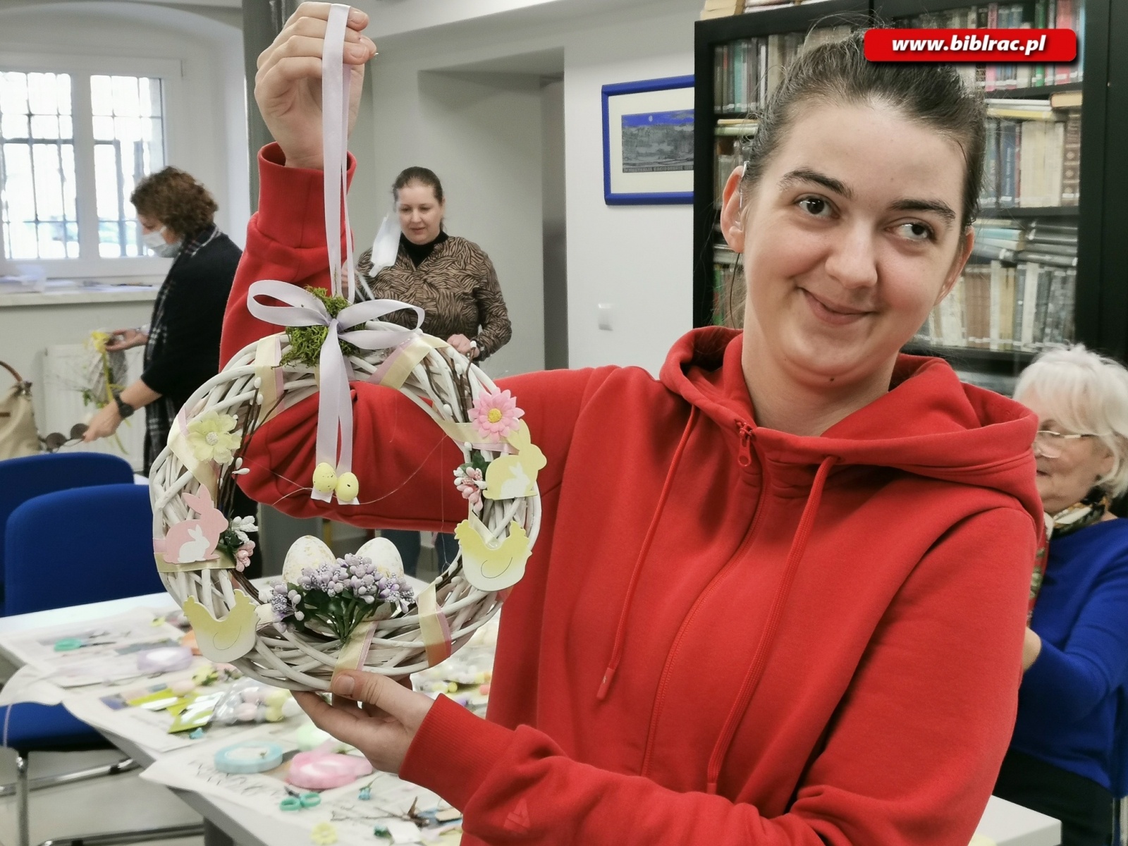 Zdjęcie w galerii na portalu naszraciborz.pl: Święta za pasem. Wianki wielkanocne w bibliotece wiadomości z regionu