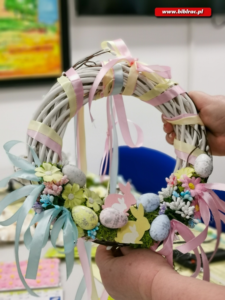Zdjęcie w galerii na portalu naszraciborz.pl: Święta za pasem. Wianki wielkanocne w bibliotece wiadomości z regionu