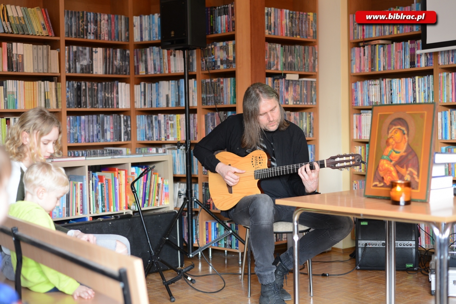 Zdjęcie w galerii na portalu naszraciborz.pl: Koncert z przesłaniem na trudny czas – Bartek Jaskot i Witek Góral zagrali na Ocicach wiadomości z regionu