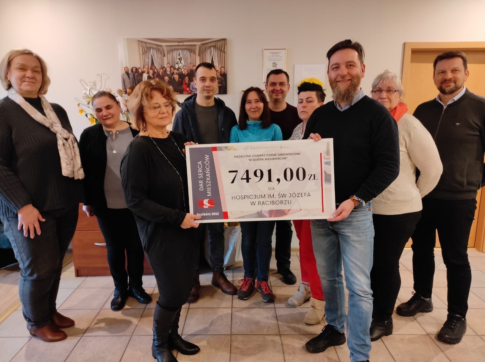Zdjęcie w galerii na portalu naszraciborz.pl: Kolorowe nakrętki z czerwonego serca wsparły raciborskie hospicjum wiadomości z regionu