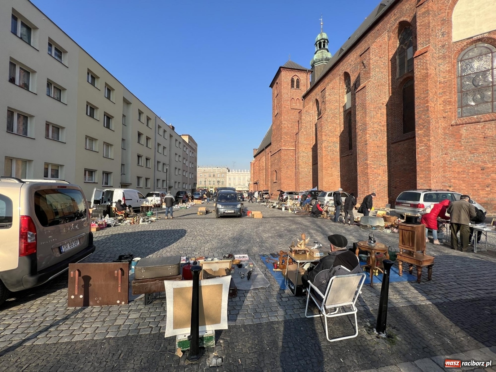 Zdjęcie w galerii na portalu naszraciborz.pl: Im cieplej, tym lepiej. Wiosną budzi się w Raciborzu handel wiadomości z regionu