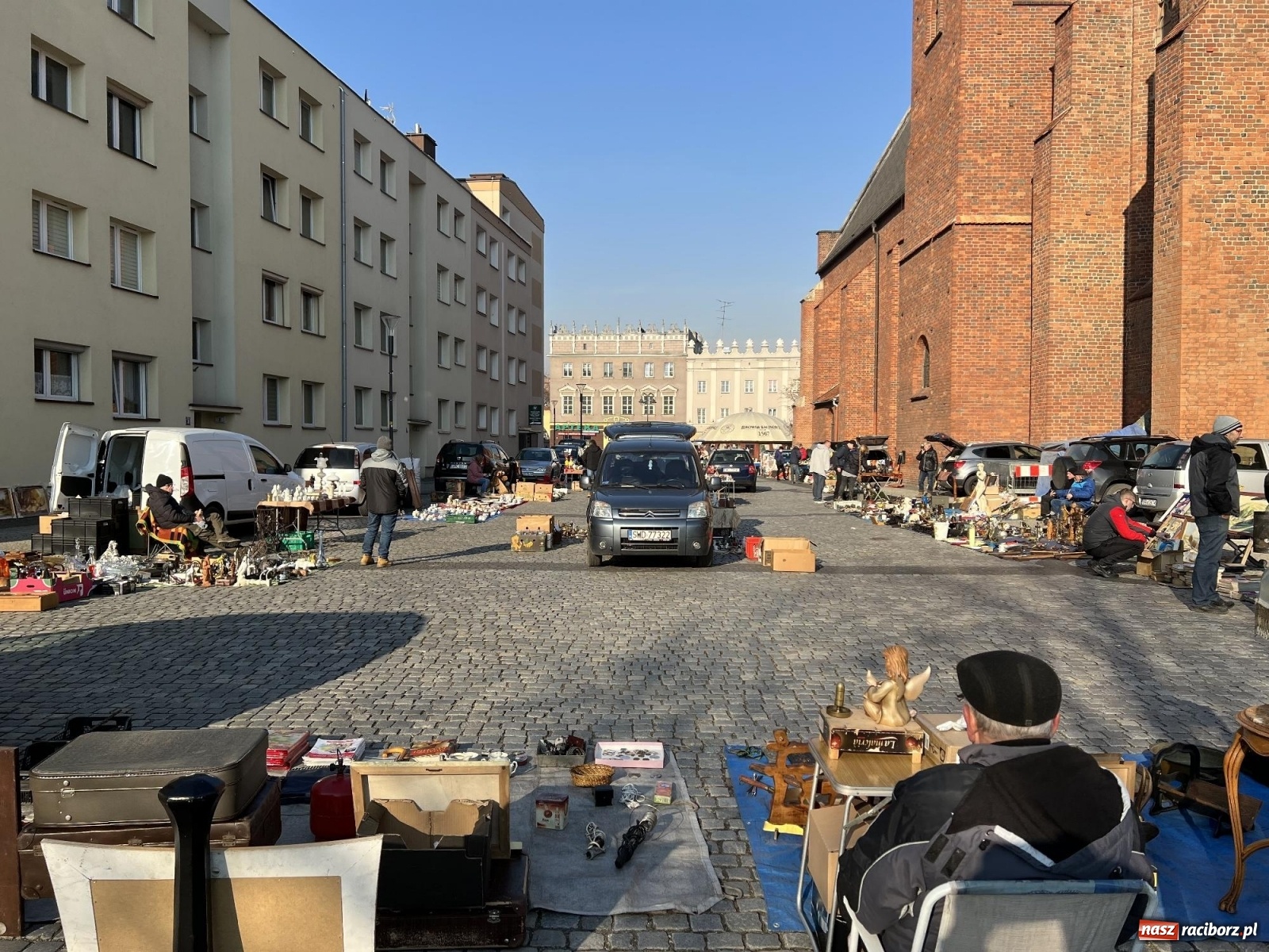 Zdjęcie w galerii na portalu naszraciborz.pl: Im cieplej, tym lepiej. Wiosną budzi się w Raciborzu handel wiadomości z regionu