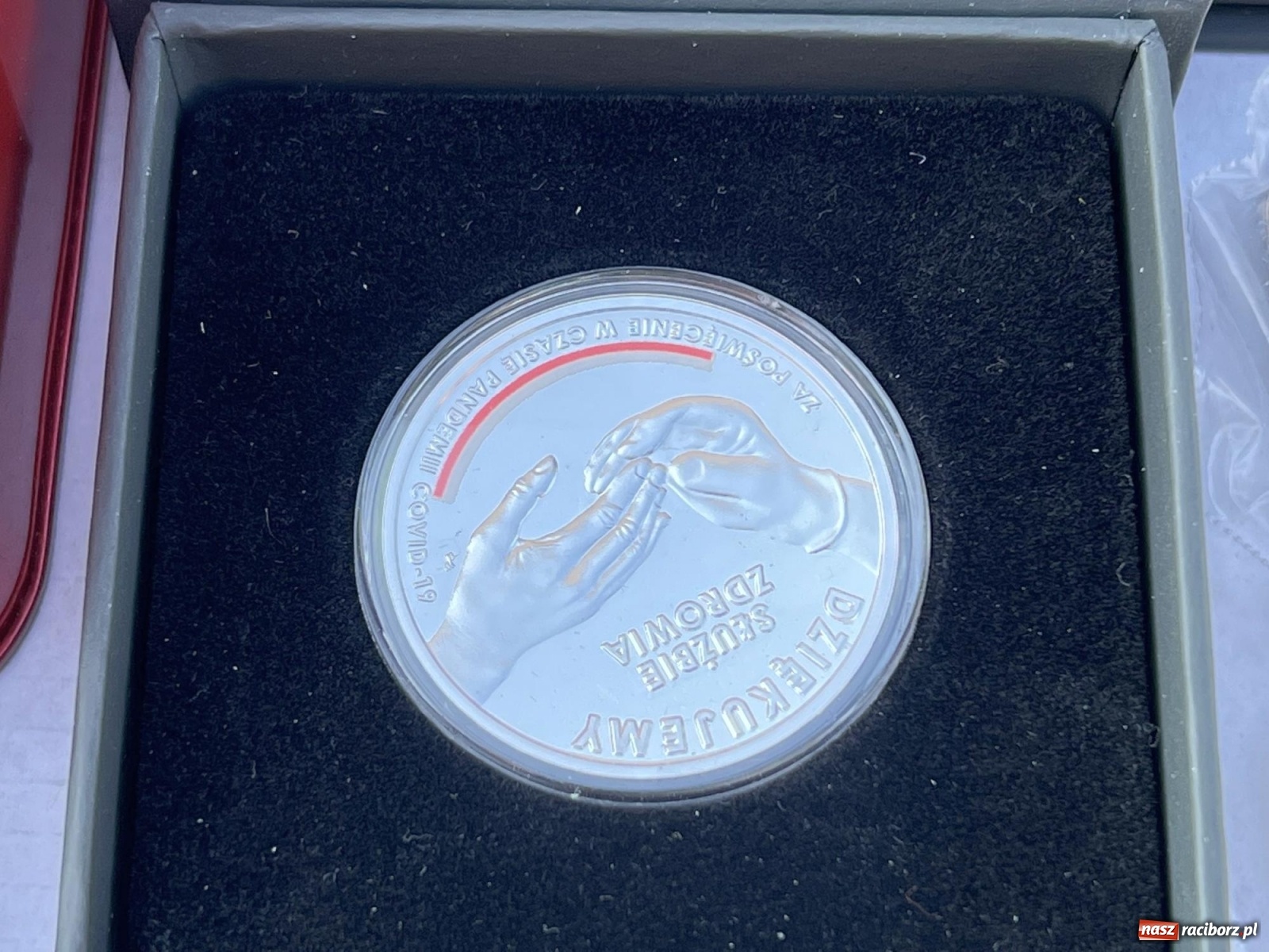 Zdjęcie w galerii na portalu naszraciborz.pl: Im cieplej, tym lepiej. Wiosną budzi się w Raciborzu handel wiadomości z regionu