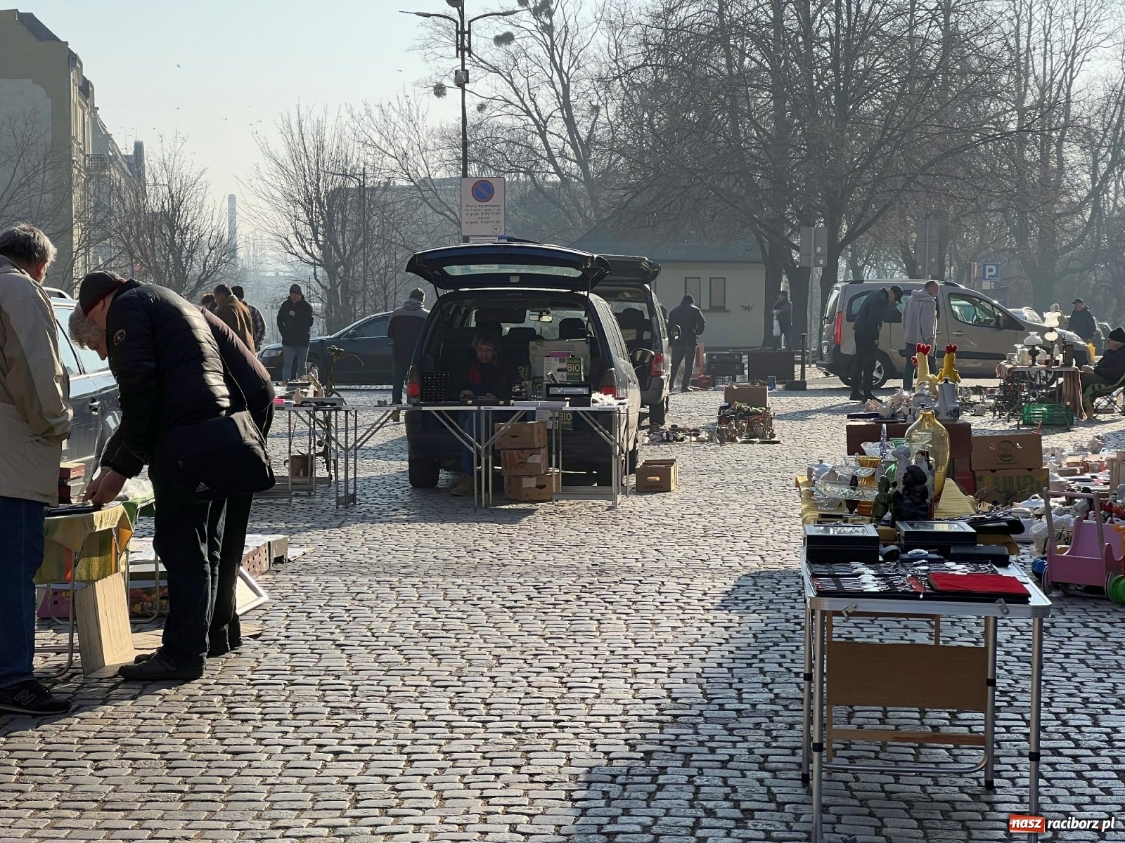 Zdjęcie w galerii na portalu naszraciborz.pl: Im cieplej, tym lepiej. Wiosną budzi się w Raciborzu handel wiadomości z regionu