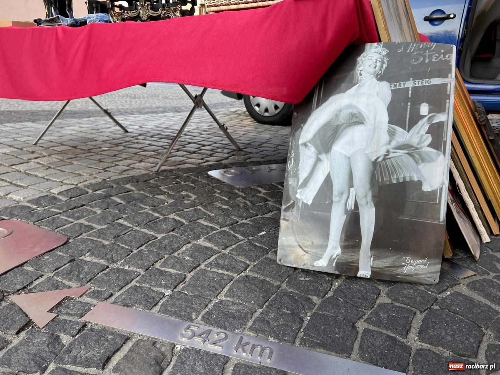 Zdjęcie w galerii na portalu naszraciborz.pl: Im cieplej, tym lepiej. Wiosną budzi się w Raciborzu handel wiadomości z regionu