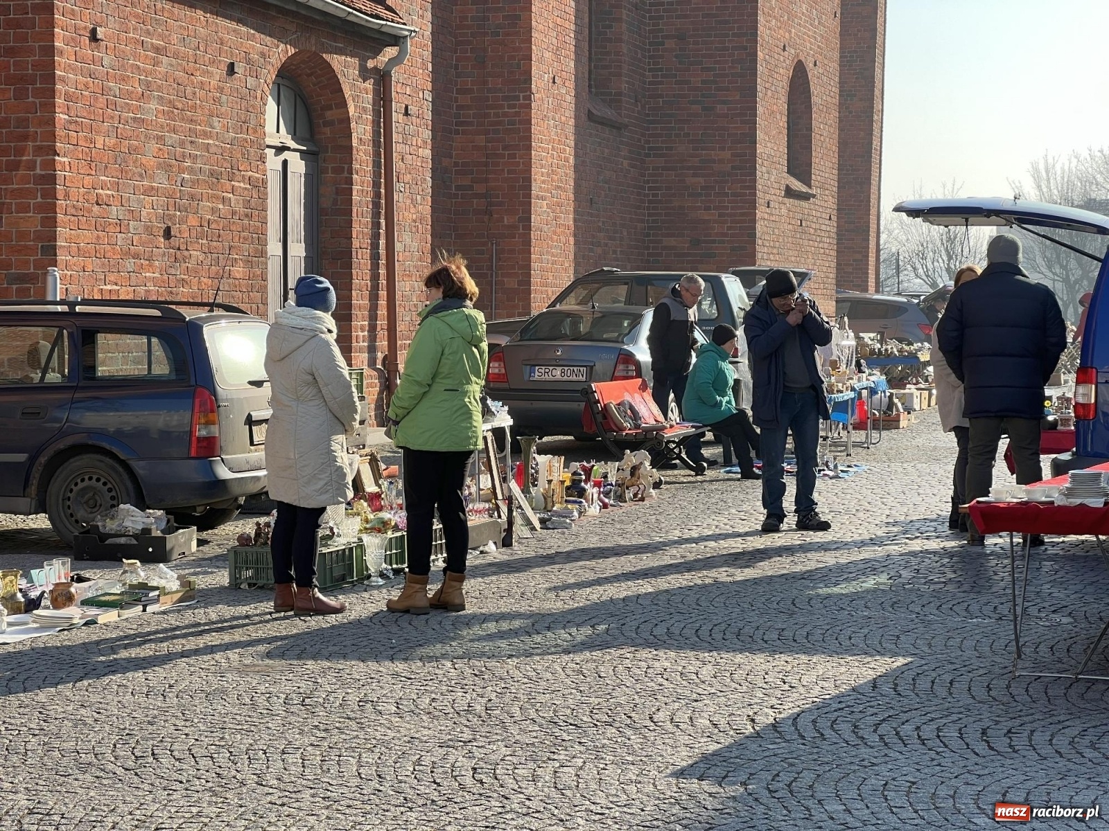 Zdjęcie w galerii na portalu naszraciborz.pl: Im cieplej, tym lepiej. Wiosną budzi się w Raciborzu handel wiadomości z regionu