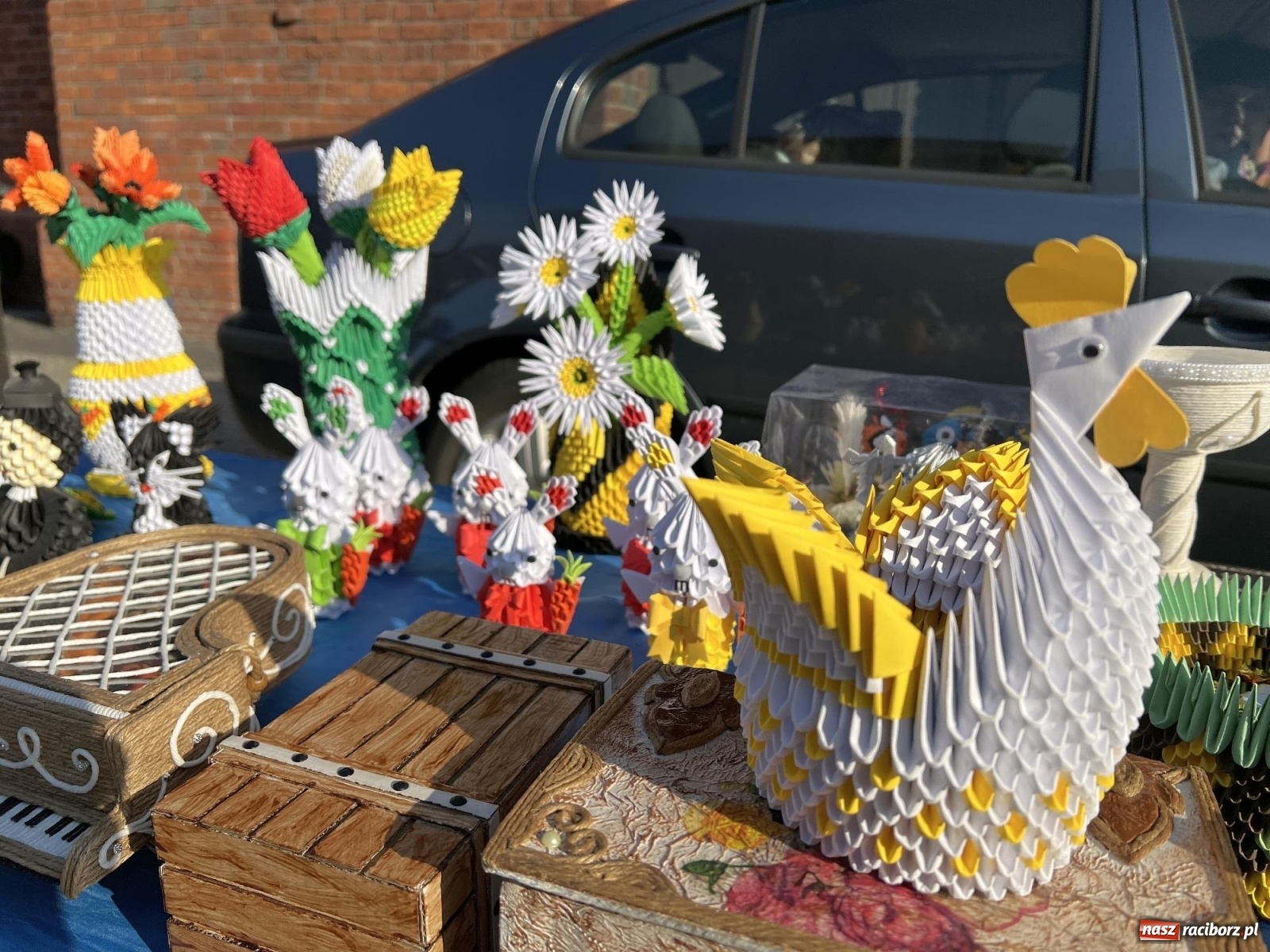 Zdjęcie w galerii na portalu naszraciborz.pl: Im cieplej, tym lepiej. Wiosną budzi się w Raciborzu handel wiadomości z regionu