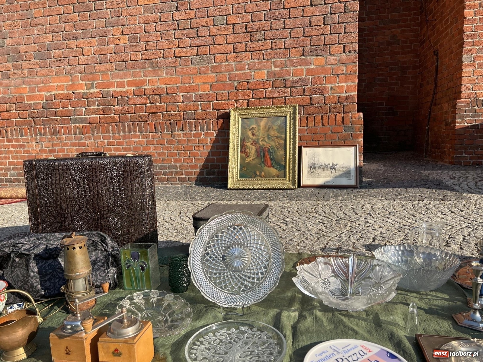 Zdjęcie w galerii na portalu naszraciborz.pl: Im cieplej, tym lepiej. Wiosną budzi się w Raciborzu handel wiadomości z regionu