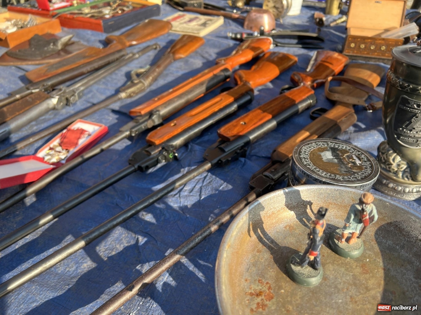 Zdjęcie w galerii na portalu naszraciborz.pl: Im cieplej, tym lepiej. Wiosną budzi się w Raciborzu handel wiadomości z regionu