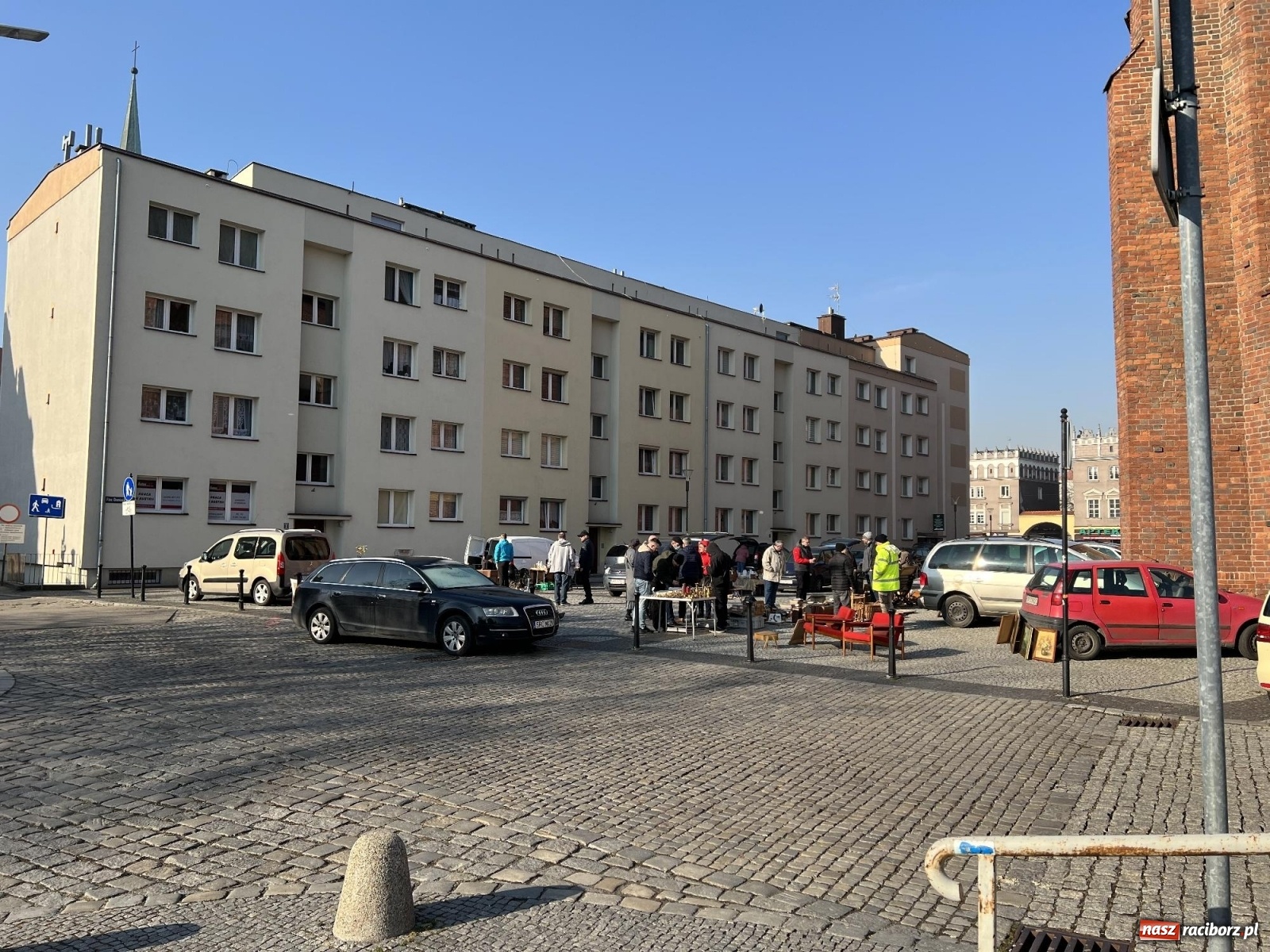 Zdjęcie w galerii na portalu naszraciborz.pl: Im cieplej, tym lepiej. Wiosną budzi się w Raciborzu handel wiadomości z regionu