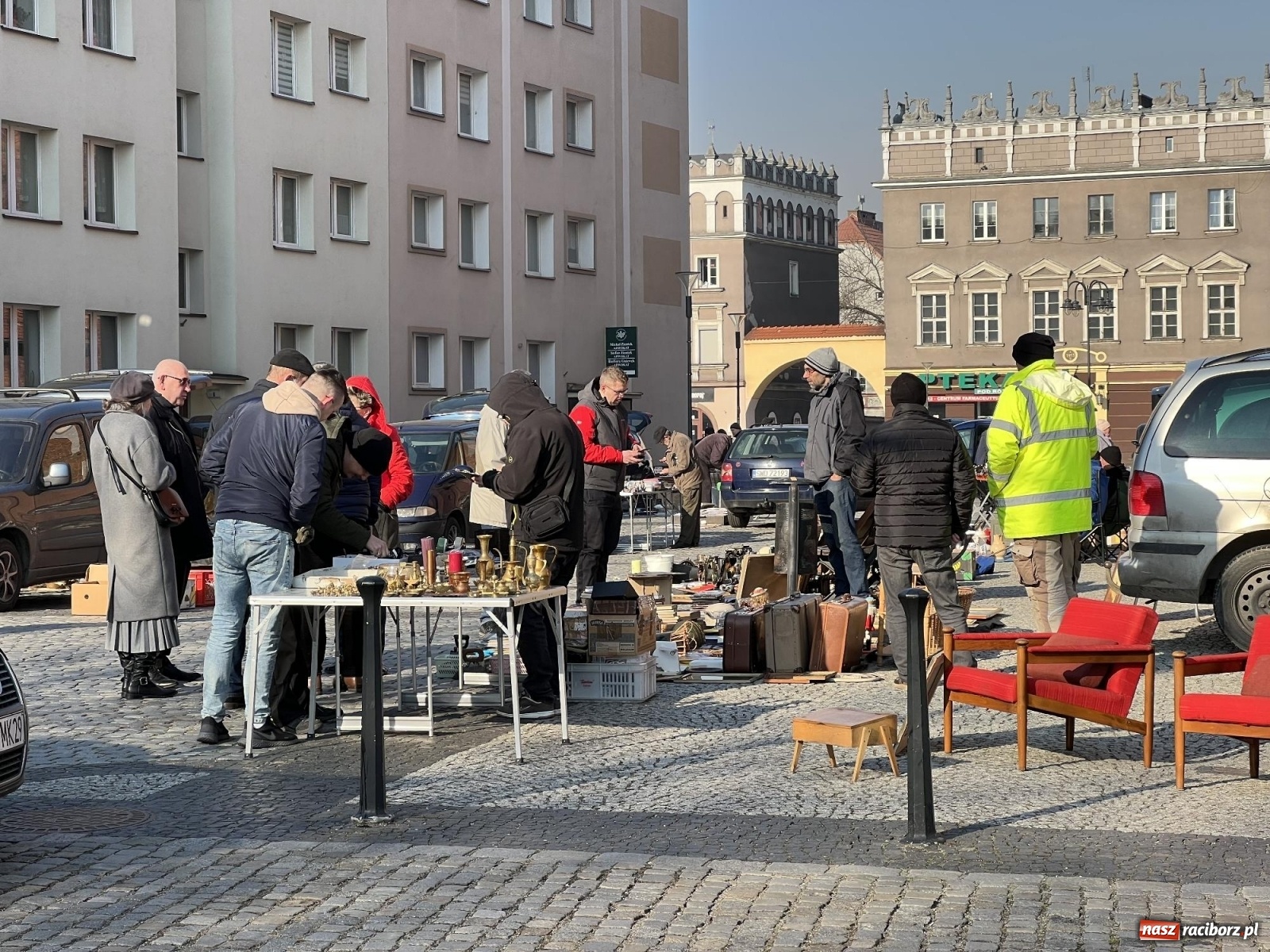 Zdjęcie w galerii na portalu naszraciborz.pl: Im cieplej, tym lepiej. Wiosną budzi się w Raciborzu handel wiadomości z regionu