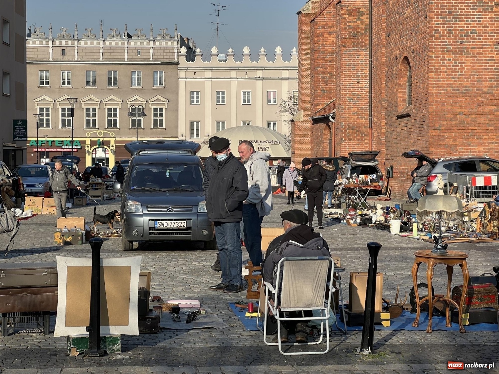Zdjęcie w galerii na portalu naszraciborz.pl: Im cieplej, tym lepiej. Wiosną budzi się w Raciborzu handel wiadomości z regionu