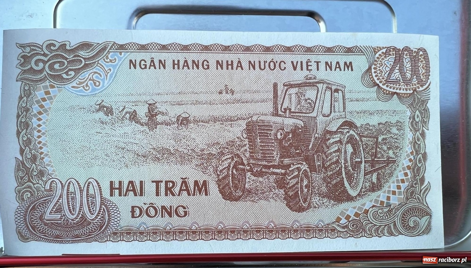 Zdjęcie w galerii na portalu naszraciborz.pl: Im cieplej, tym lepiej. Wiosną budzi się w Raciborzu handel wiadomości z regionu