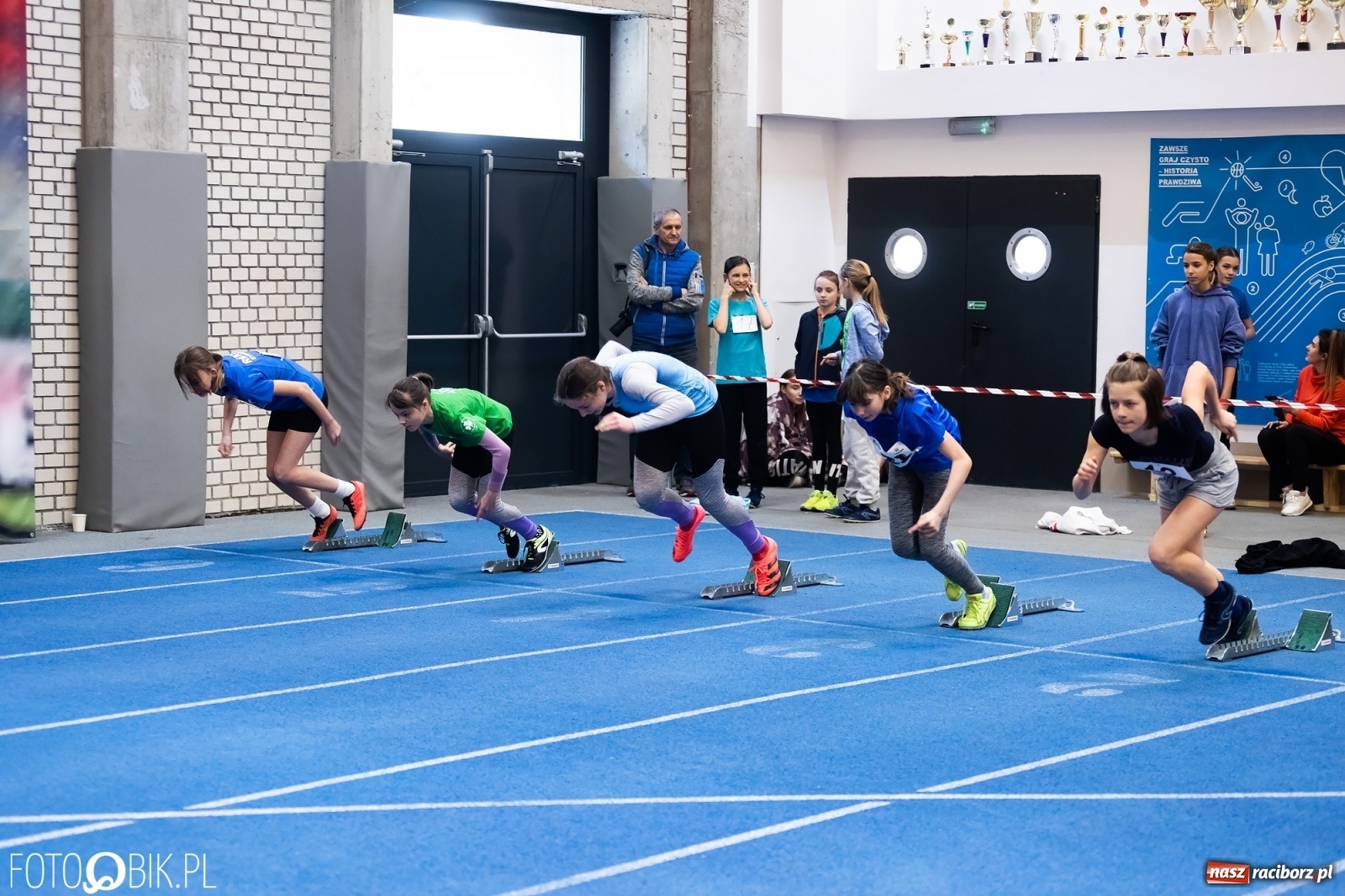 Zdjęcie w galerii na portalu naszraciborz.pl: Królowa sportu w Raciborzu. Halowe Mistrzostwa Śląska w hali ZSOMS [FOTO i WIDEO] wiadomości z regionu
