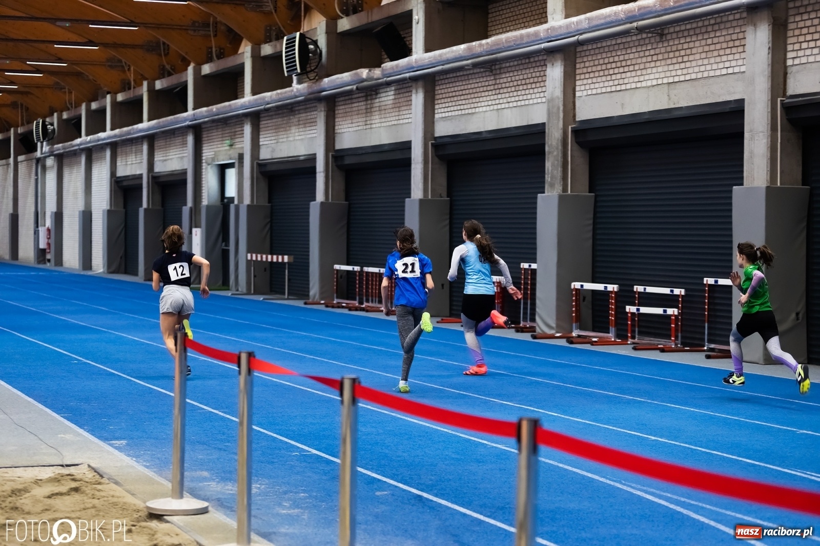Zdjęcie w galerii na portalu naszraciborz.pl: Królowa sportu w Raciborzu. Halowe Mistrzostwa Śląska w hali ZSOMS [FOTO i WIDEO] wiadomości z regionu