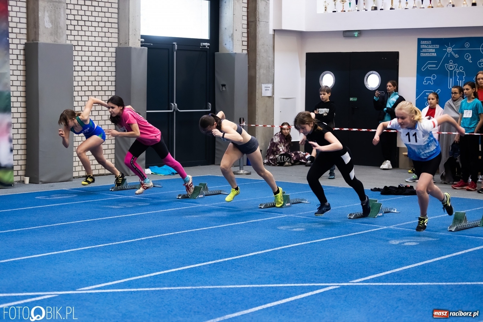 Zdjęcie w galerii na portalu naszraciborz.pl: Królowa sportu w Raciborzu. Halowe Mistrzostwa Śląska w hali ZSOMS [FOTO i WIDEO] wiadomości z regionu