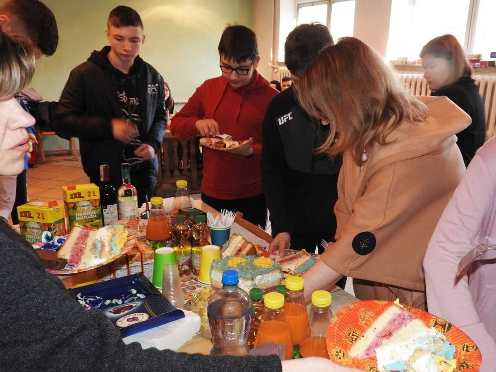Zdjęcie w galerii na portalu naszraciborz.pl: Przy kawie i ciastku z Ukraińcami na łubowickiej plebanii wiadomości z regionu