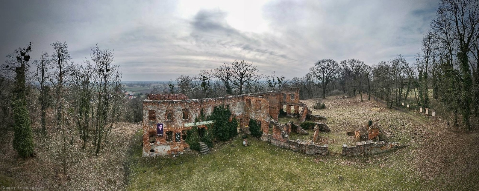 Zdjęcie w galerii na portalu naszraciborz.pl: Pałac miał obserwatorium astronomiczne, ogród z pawiami i fontanny. Dziś to ruina wiadomości z regionu