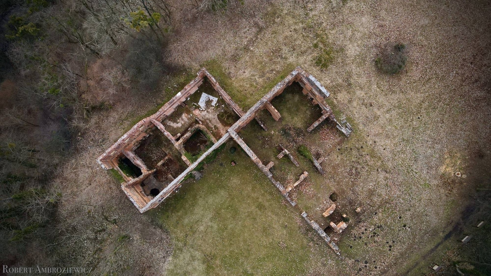 Zdjęcie w galerii na portalu naszraciborz.pl: Pałac miał obserwatorium astronomiczne, ogród z pawiami i fontanny. Dziś to ruina wiadomości z regionu