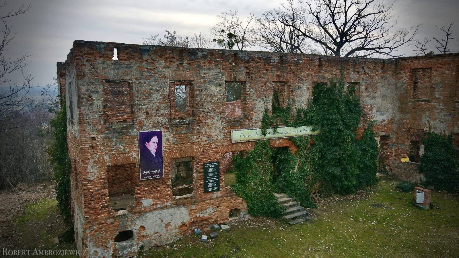Zdjęcie w galerii na portalu naszraciborz.pl: Pałac miał obserwatorium astronomiczne, ogród z pawiami i fontanny. Dziś to ruina wiadomości z regionu