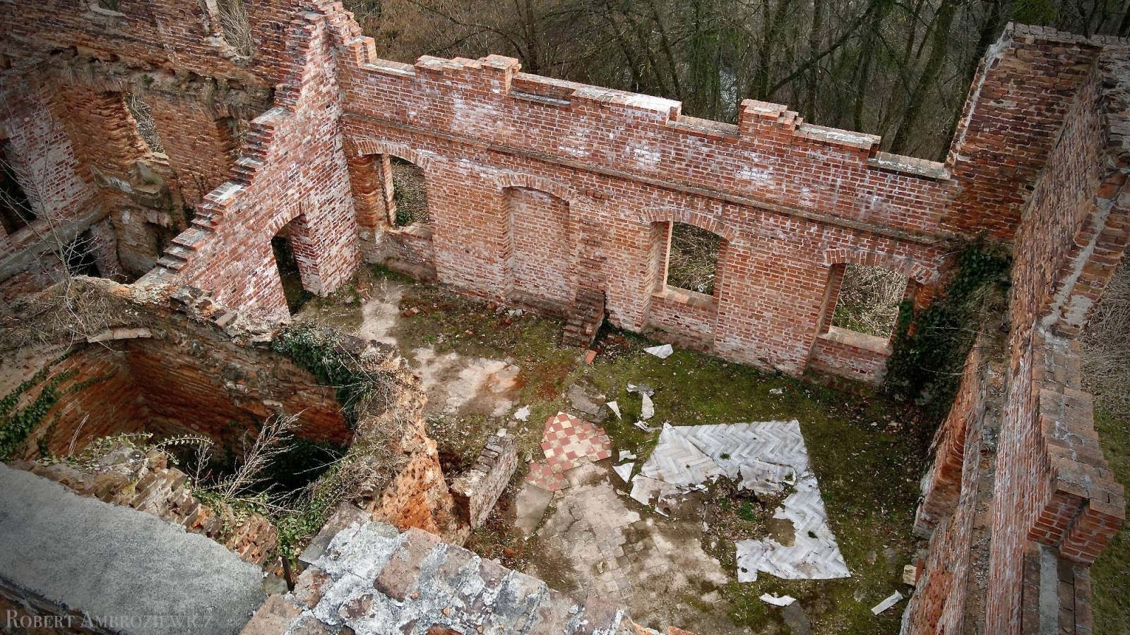Zdjęcie w galerii na portalu naszraciborz.pl: Pałac miał obserwatorium astronomiczne, ogród z pawiami i fontanny. Dziś to ruina wiadomości z regionu