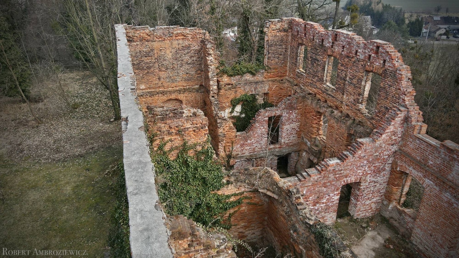 Zdjęcie w galerii na portalu naszraciborz.pl: Pałac miał obserwatorium astronomiczne, ogród z pawiami i fontanny. Dziś to ruina wiadomości z regionu