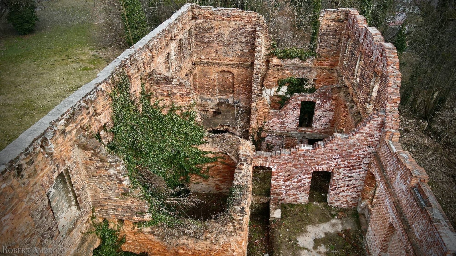 Zdjęcie w galerii na portalu naszraciborz.pl: Pałac miał obserwatorium astronomiczne, ogród z pawiami i fontanny. Dziś to ruina wiadomości z regionu