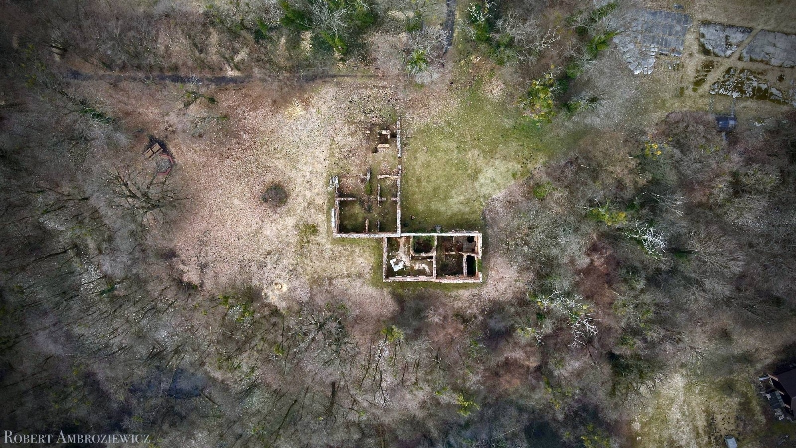 Zdjęcie w galerii na portalu naszraciborz.pl: Pałac miał obserwatorium astronomiczne, ogród z pawiami i fontanny. Dziś to ruina wiadomości z regionu