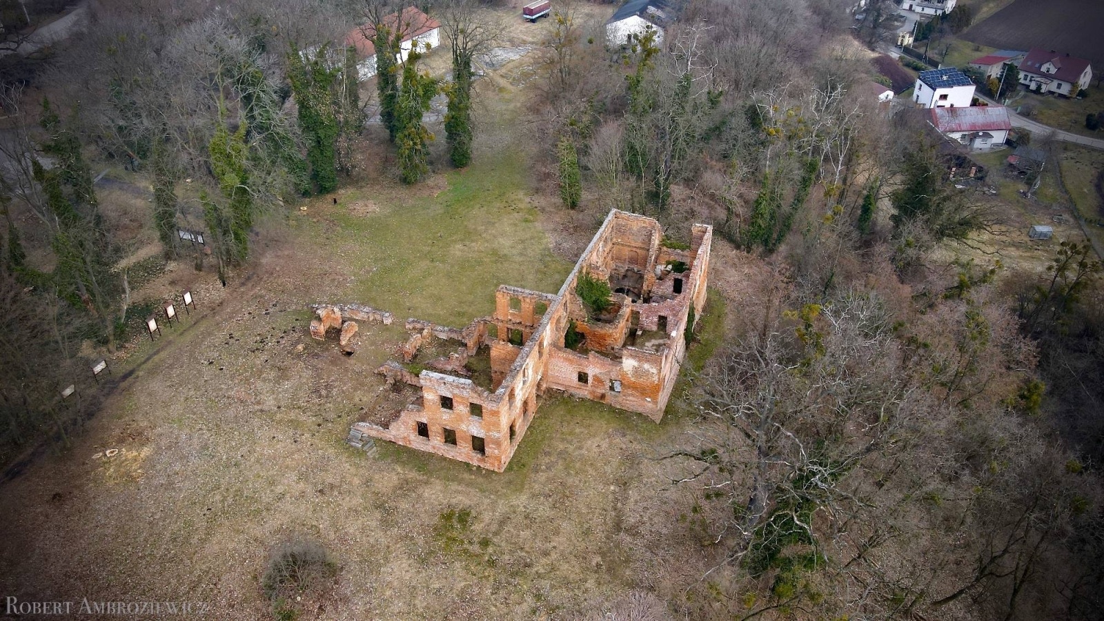 Zdjęcie w galerii na portalu naszraciborz.pl: Pałac miał obserwatorium astronomiczne, ogród z pawiami i fontanny. Dziś to ruina wiadomości z regionu