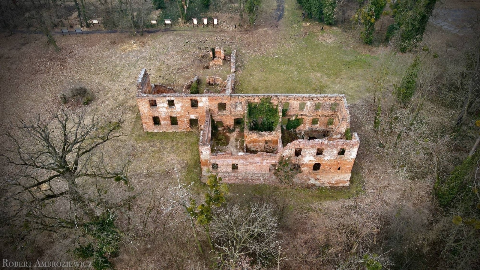 Zdjęcie w galerii na portalu naszraciborz.pl: Pałac miał obserwatorium astronomiczne, ogród z pawiami i fontanny. Dziś to ruina wiadomości z regionu