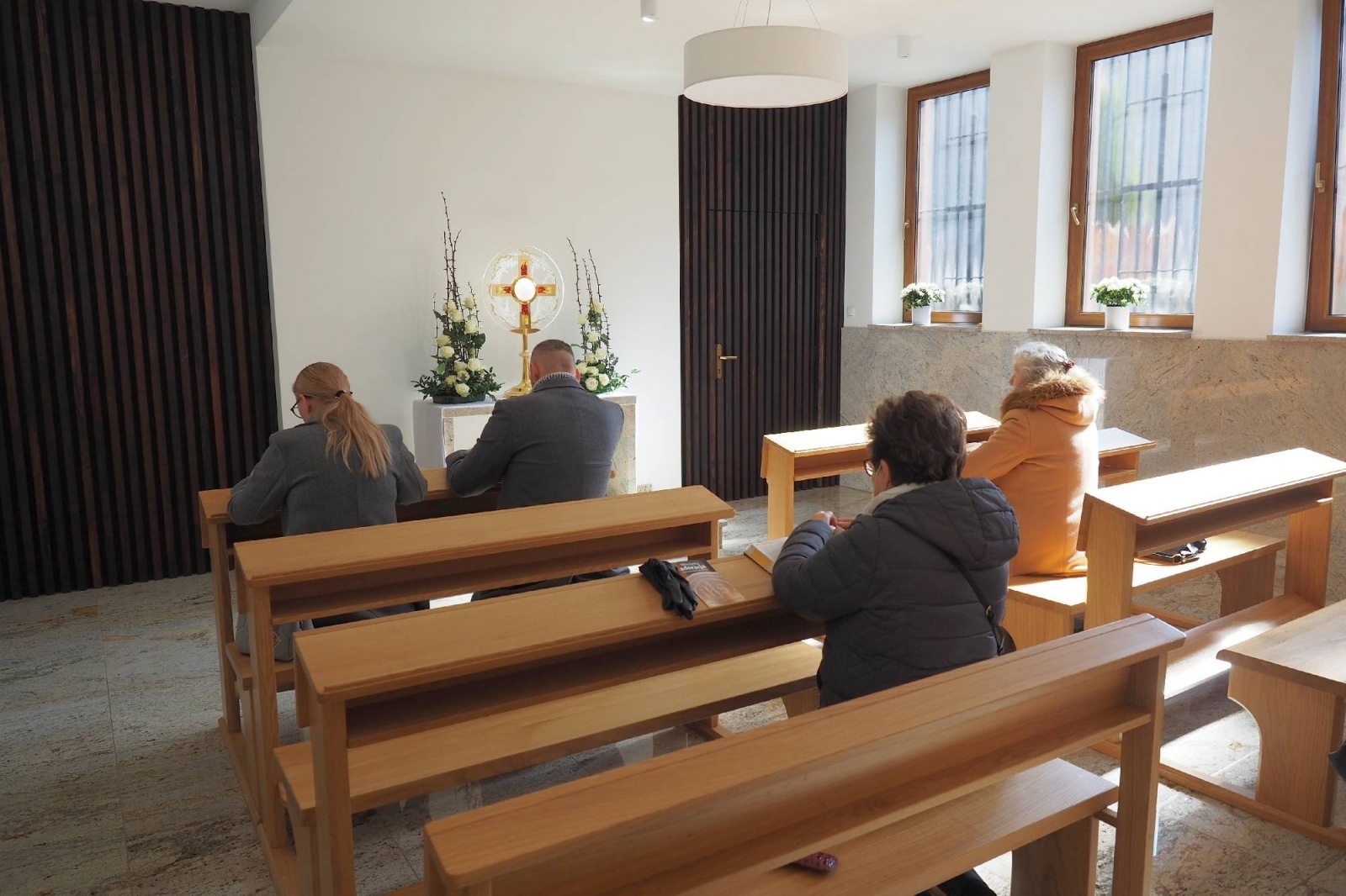 Zdjęcie w galerii na portalu naszraciborz.pl: Wystawa o cudach i rocznica wieczystej adoracji wiadomości z regionu