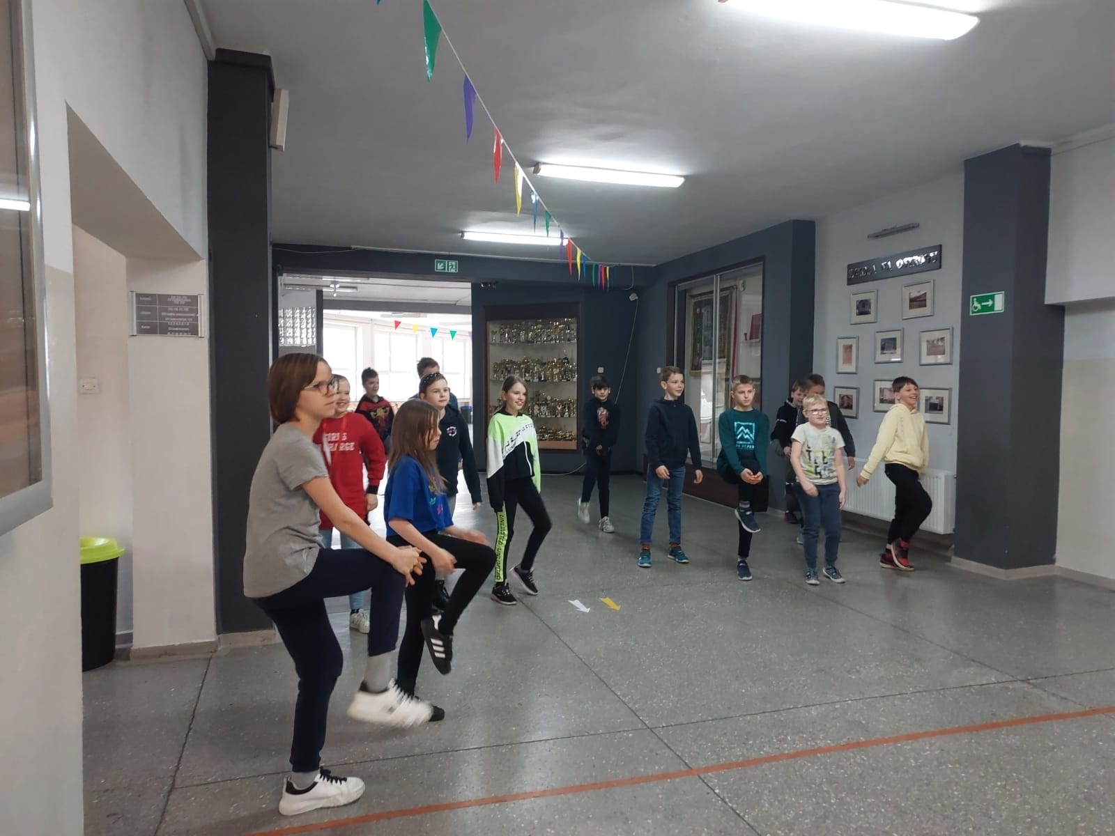 Zdjęcie w galerii na portalu naszraciborz.pl: Zwolnieni z teorii w SP 1 wiadomości z regionu