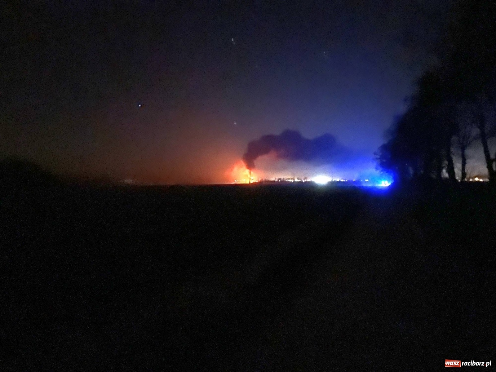 Zdjęcie w galerii na portalu naszraciborz.pl: Łuna ognia pomiędzy Płonią a Brzeziem [FOTO] wiadomości z regionu