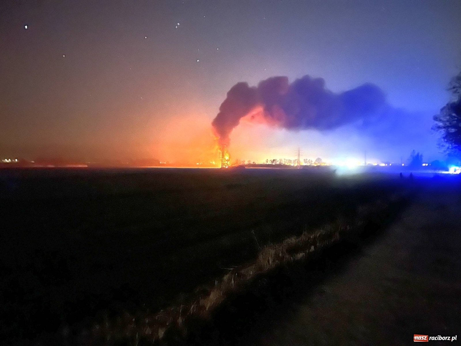Zdjęcie w galerii na portalu naszraciborz.pl: Łuna ognia pomiędzy Płonią a Brzeziem [FOTO] wiadomości z regionu