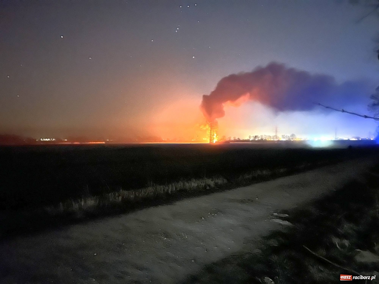 Zdjęcie w galerii na portalu naszraciborz.pl: Łuna ognia pomiędzy Płonią a Brzeziem [FOTO] wiadomości z regionu