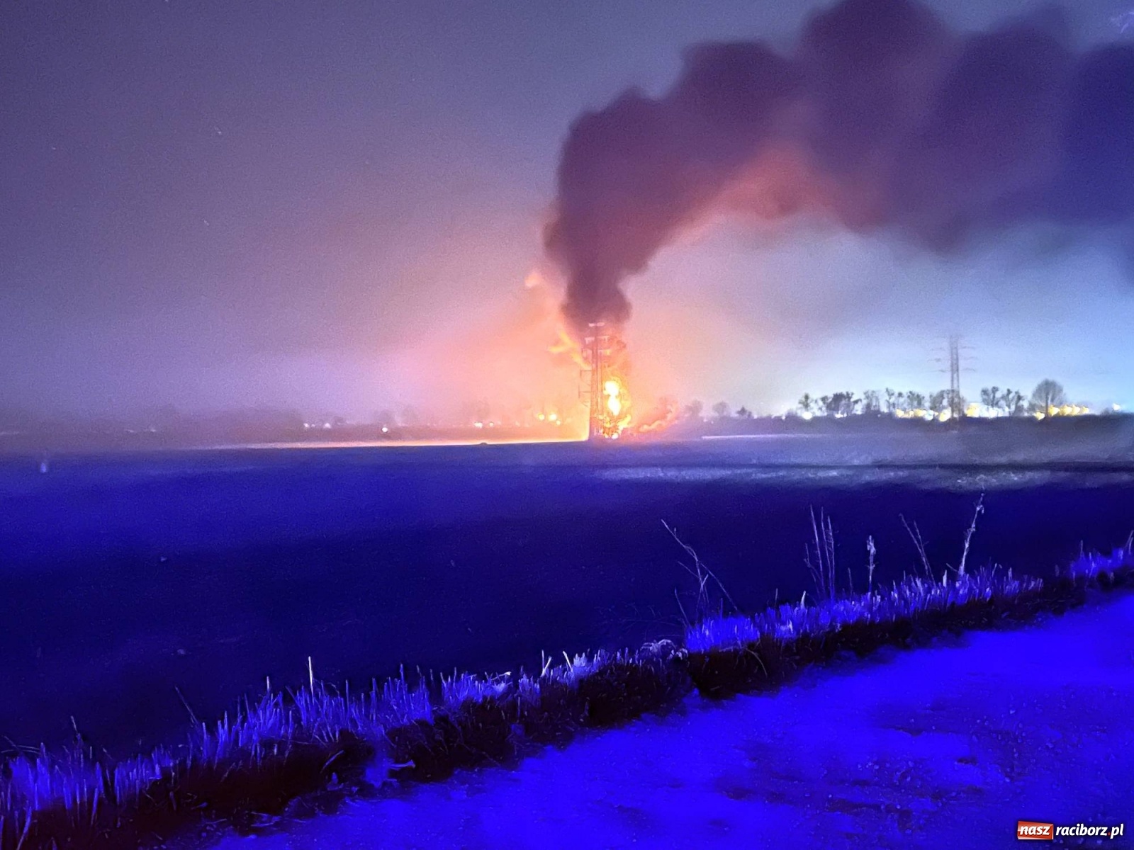 Zdjęcie w galerii na portalu naszraciborz.pl: Łuna ognia pomiędzy Płonią a Brzeziem [FOTO] wiadomości z regionu