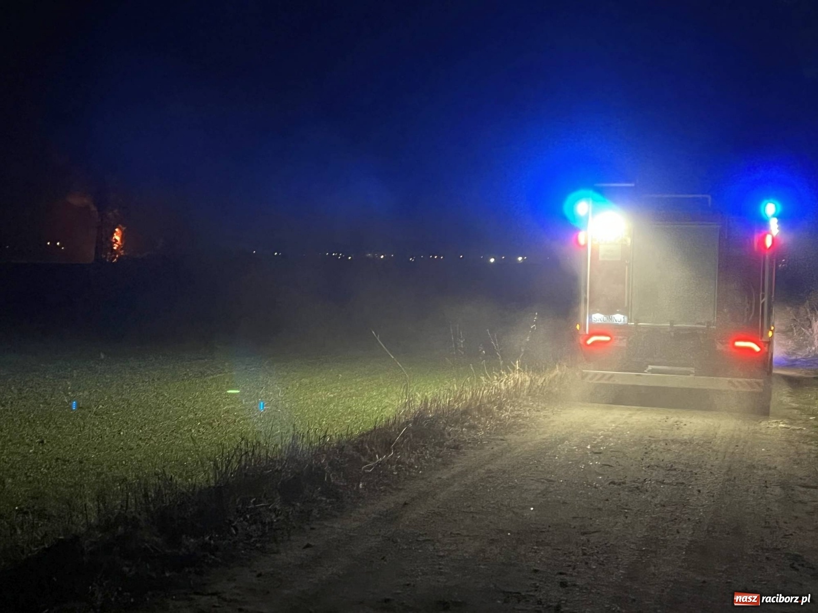 Zdjęcie w galerii na portalu naszraciborz.pl: Łuna ognia pomiędzy Płonią a Brzeziem [FOTO] wiadomości z regionu