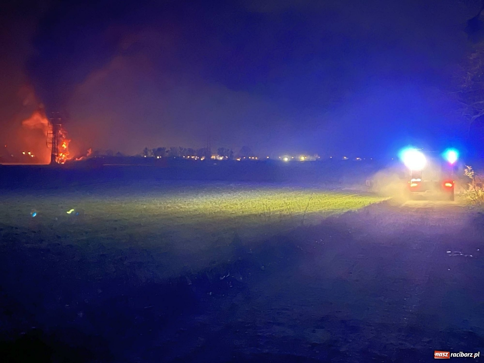 Zdjęcie w galerii na portalu naszraciborz.pl: Łuna ognia pomiędzy Płonią a Brzeziem [FOTO] wiadomości z regionu