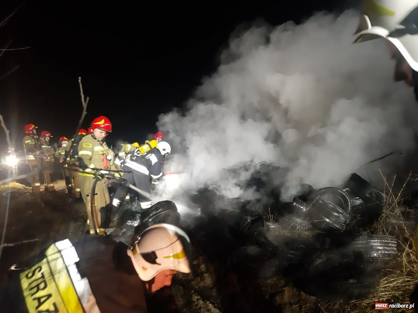 Zdjęcie w galerii na portalu naszraciborz.pl: Łuna ognia pomiędzy Płonią a Brzeziem [FOTO] wiadomości z regionu